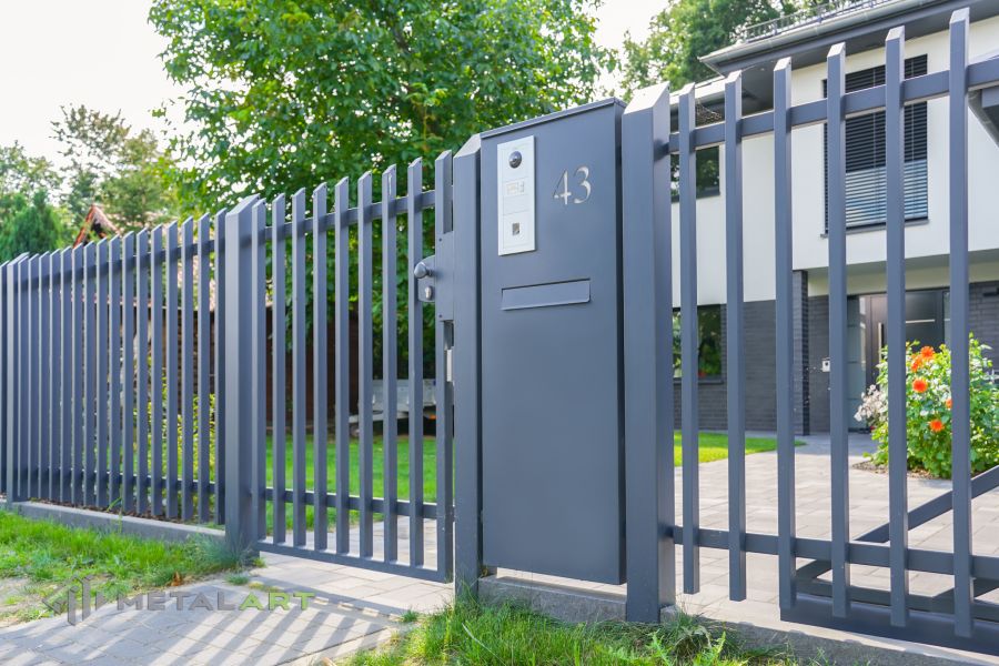 Zaunprojekt mit Schiebetor mit integrierter Pforte, Zaunportfolio, moderne Zäune, Zaunanlage Projekt, Zaun Metal Art, Zäune aus Polen, Zaun Berlin, Zaun günstig kaufen, Zäune und Tore
