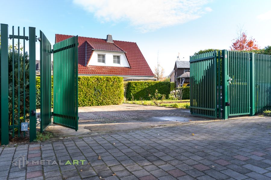 Zaunprojekt mit Schiebetor mit integrierter Pforte, Zaunportfolio, moderne Zäune, Zaunanlage Projekt, Zaun Metal Art, Zäune aus Polen, Zaun Berlin, Zaun günstig kaufen, Zäune und Tore