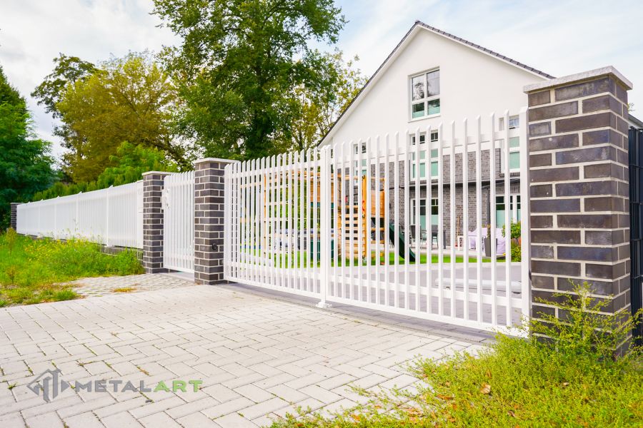 Zaunprojekt mit Schiebetor mit integrierter Pforte, Zaunportfolio, moderne Zäune, Zaunanlage Projekt, Zaun Metal Art, Zäune aus Polen, Zaun Berlin, Zaun günstig kaufen, Zäune und Tore