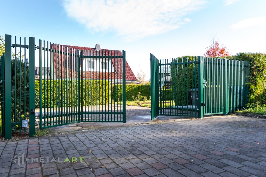 Zaunprojekt mit Schiebetor mit integrierter Pforte, Zaunportfolio, moderne Zäune, Zaunanlage Projekt, Zaun Metal Art, Zäune aus Polen, Zaun Berlin, Zaun günstig kaufen, Zäune und Tore