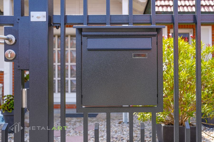 Zaunprojekt mit Schiebetor mit integrierter Pforte, Zaunportfolio, moderne Zäune, Zaunanlage Projekt, Zaun Metal Art, Zäune aus Polen, Zaun Berlin, Zaun günstig kaufen, Zäune und Tore