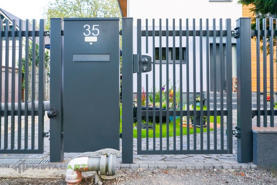 Zaunprojekt mit Schiebetor mit integrierter Pforte, Zaunportfolio, moderne Zäune, Zaunanlage Projekt, Zaun Metal Art, Zäune aus Polen, Zaun Berlin, Zaun günstig kaufen, Zäune und Tore