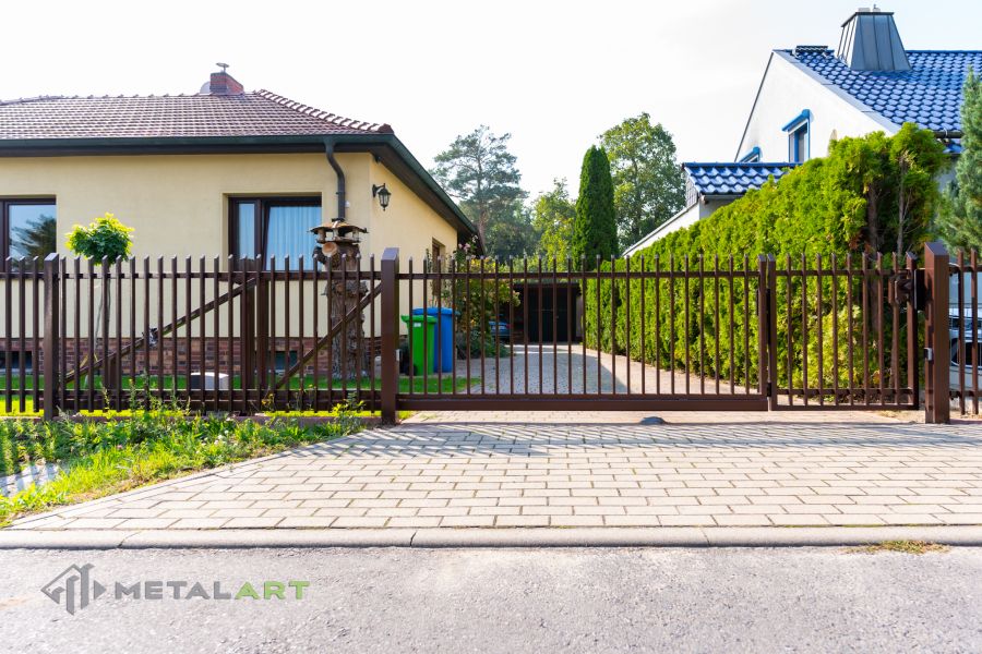 Zaunprojekt mit Schiebetore mit integrierter Pforte, Zaunportfolio, moderne Zäune, Zaunanlage Projekt, Zaun Metal Art, Zäune aus Polen, Zaun Berlin, Zaun günstig kaufen, Zäune und Tore
