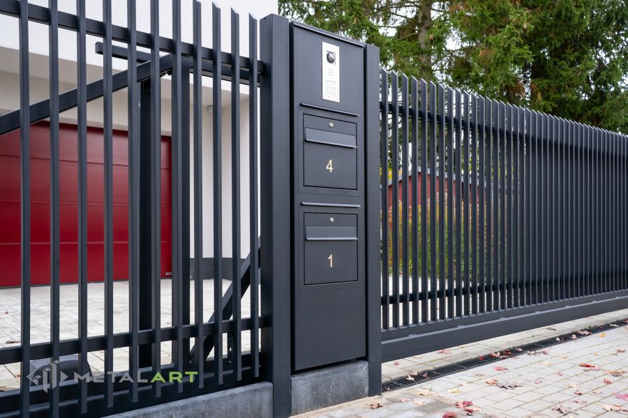 Zaunprojekt mit Schiebetor mit integrierter Pforte, Zaunportfolio, moderne Zäune, Zaunanlage Projekt, Zaun Metal Art, Zäune aus Polen, Zaun Berlin, Zaun günstig kaufen, Zäune und Tore