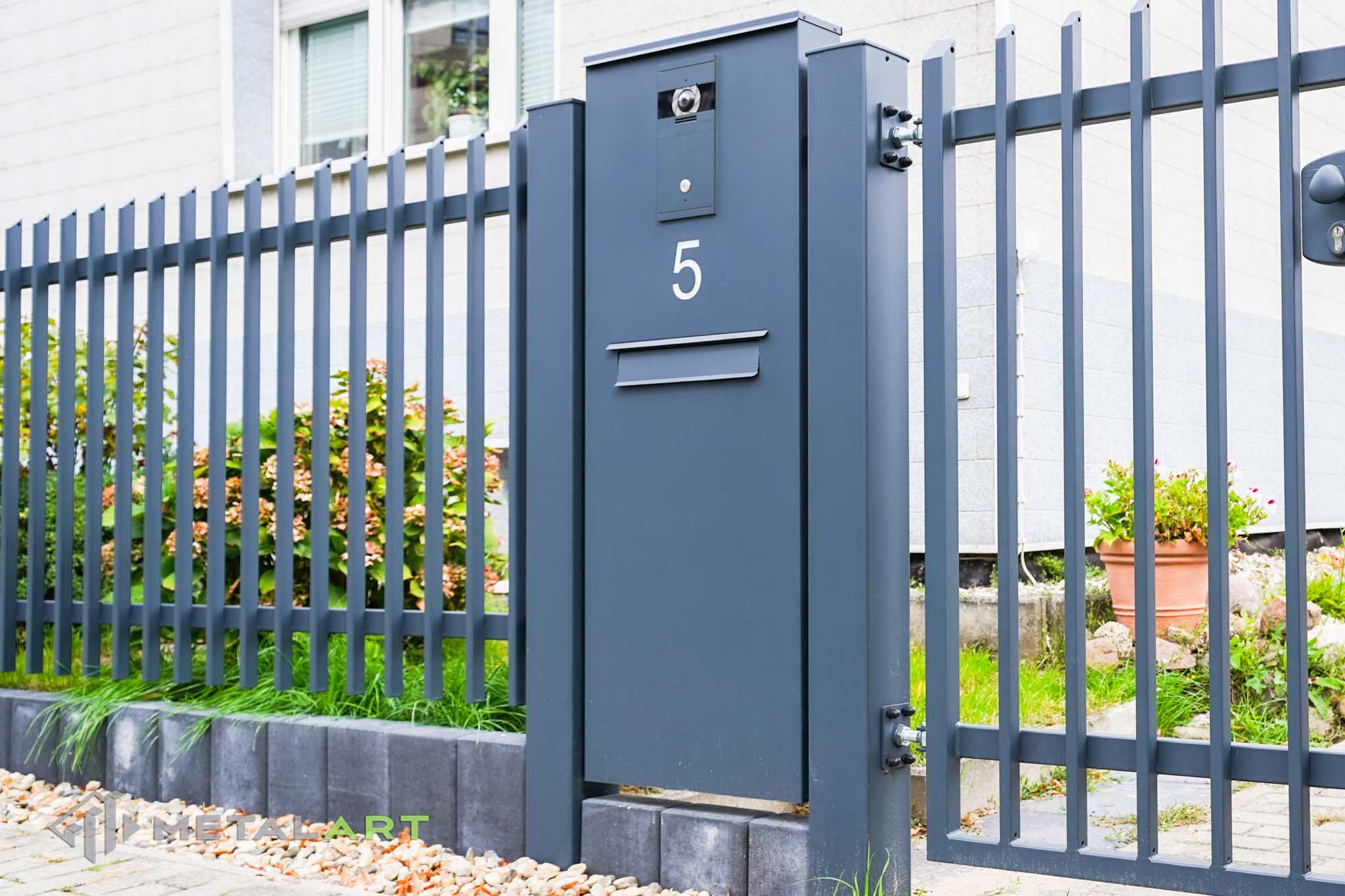 Briefkastenbox, Zaunanlage mit dem Briefkastenbox, Zaun, Briefkasten