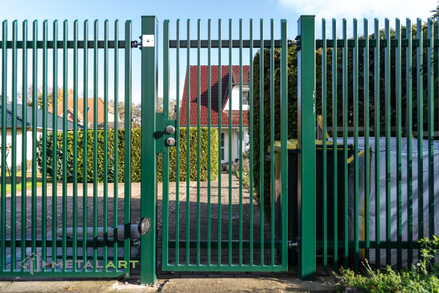 Zaunprojekt mit Schiebetor mit integrierter Pforte, Zaunportfolio, moderne Zäune, Zaunanlage Projekt, Zaun Metal Art, Zäune aus Polen, Zaun Berlin, Zaun günstig kaufen, Zäune und Tore