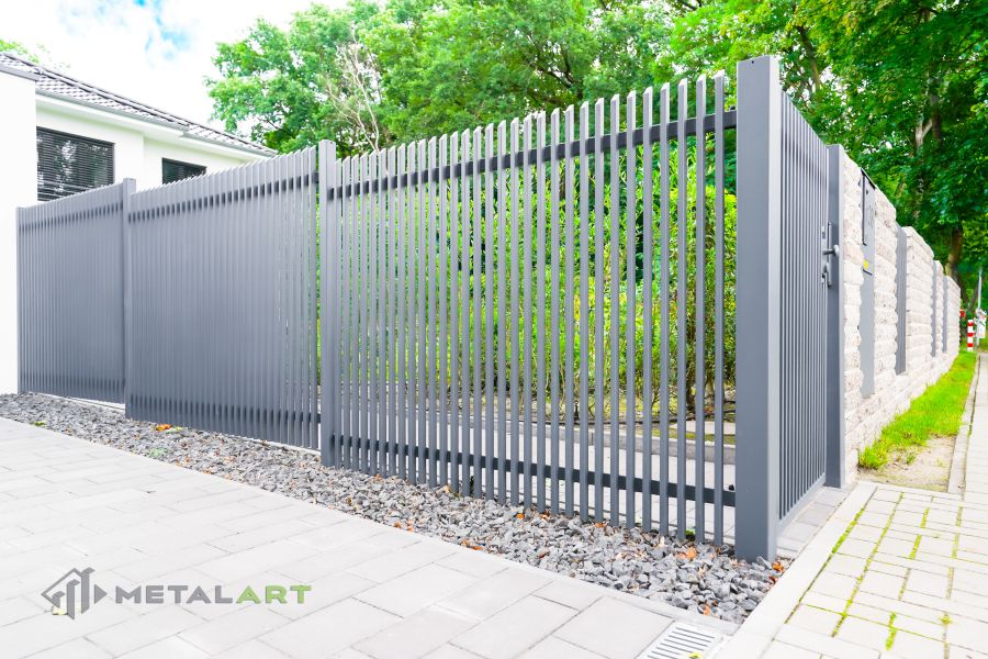Zaunprojekt mit Schiebetor, Zaunportfolio, moderne Zäune, Zaunanlage Projekt, Zaun Metal Art, Zäune aus Polen, Zaun Berlin, Zaun günstig kaufen, Zäune und Tore