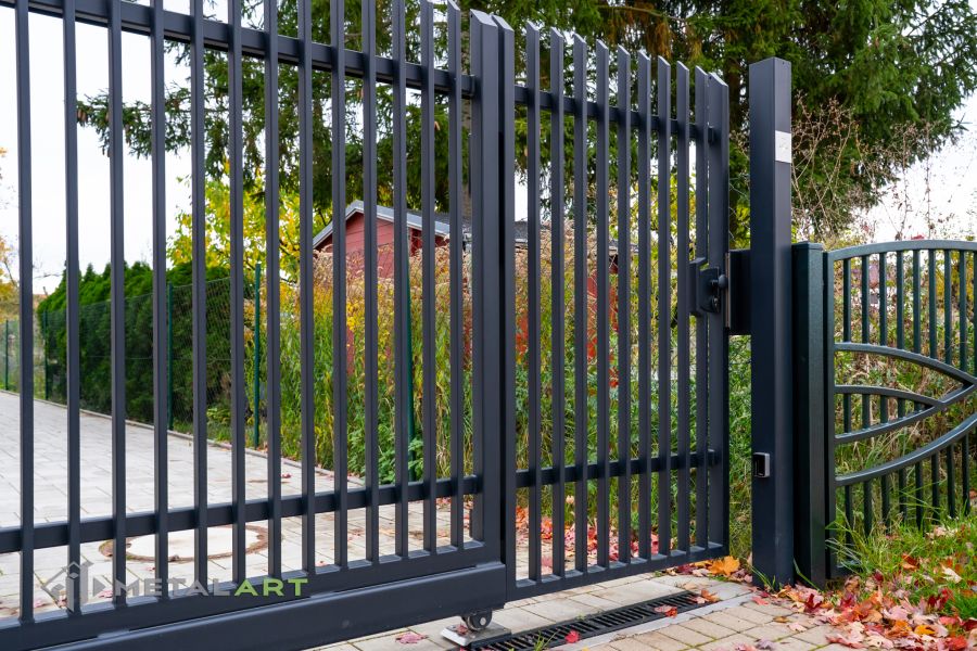 Zaunprojekt mit Schiebetor mit integrierter Pforte, Zaunportfolio, moderne Zäune, Zaunanlage Projekt, Zaun Metal Art, Zäune aus Polen, Zaun Berlin, Zaun günstig kaufen, Zäune und Tore