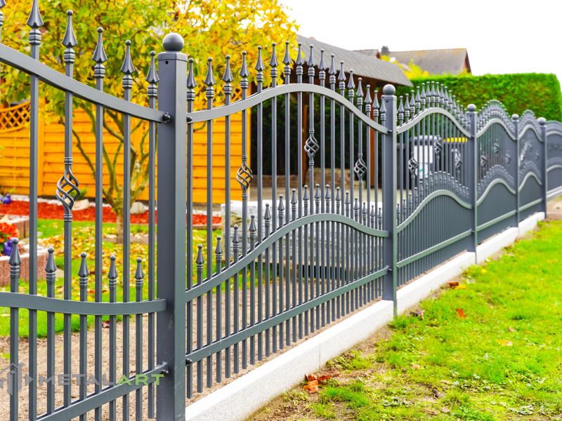 Pforte, Zaunpforte, ZaunTore, Bogenzaun, Zaunprojekt, Zaunportfolio, Zaunmuster, Schmiedezaun, Schmiedezäune, Zaunanlage Projekt, Zaun Metal Art, Zäune aus Polen, Zaun Berlin, Zaun günstig kaufen, Zäune und Tore, klassische Zäune, Schmuckzaun, Schmuckzäune, Gartenzaun, Gartenzäune