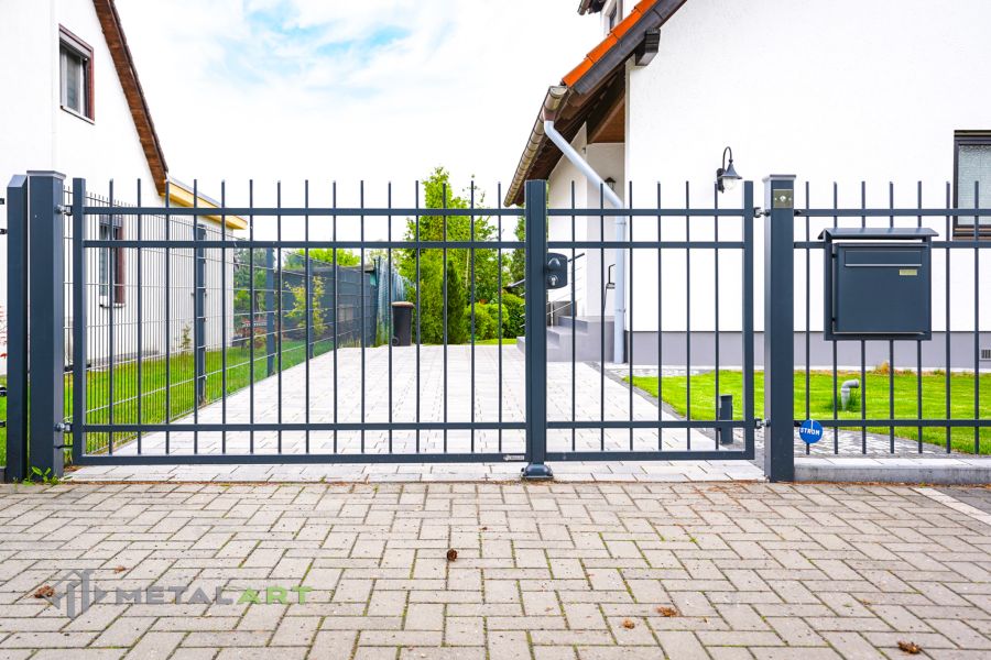 Asymmetrisches Doppelflügeltor, Zaunprojekt, Zaunportfolio, Zaunmuster, Schmiedezaun, Schmiedezäune, Zaunanlage Projekt, Zaun Metal Art, klassische Zäune, Gartenzaun, Gartenzäune