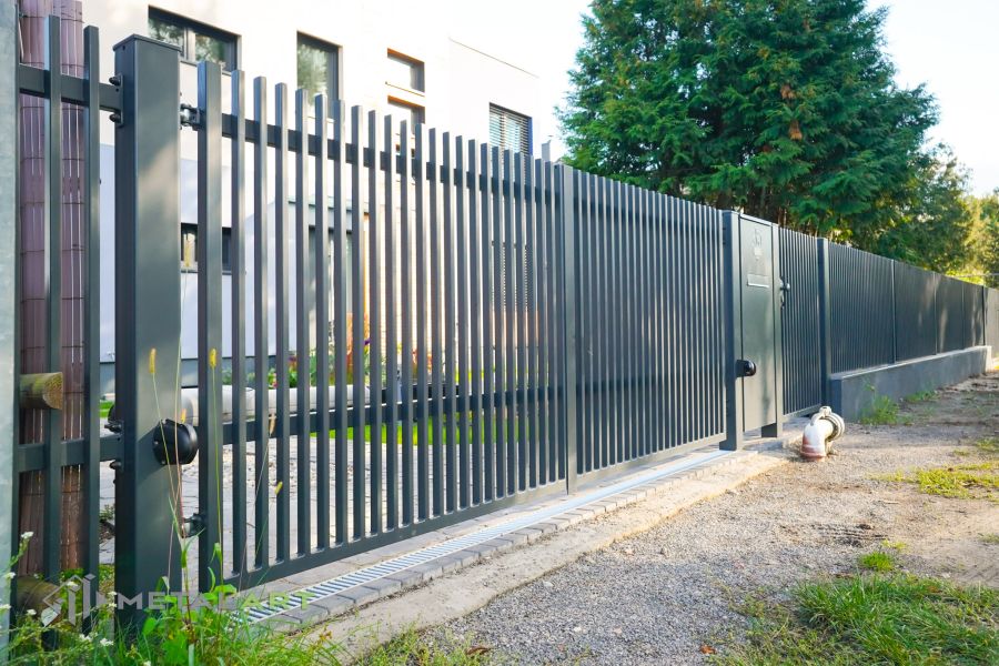 Zaunprojekt mit Schiebetor mit integrierter Pforte, Zaunportfolio, moderne Zäune, Zaunanlage Projekt, Zaun Metal Art, Zäune aus Polen, Zaun Berlin, Zaun günstig kaufen, Zäune und Tore