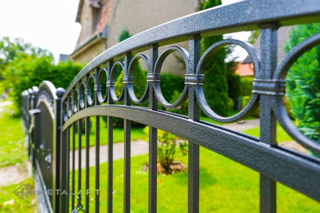Ornament im Zaun unten mit den Kugeln