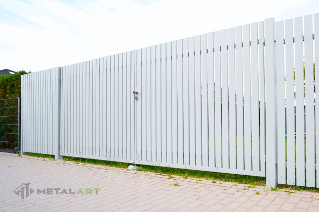 Schiebetor, Zaunprojekt, Zaunportfolio, moderne Zäune, Zaunanlage Projekt, Zaun Metal Art, Zäune aus Polen, Zaun Berlin, Zaun günstig kaufen, Zäune und Tore
