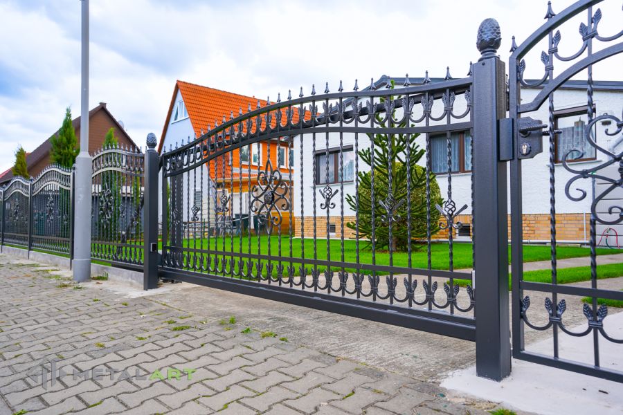 Ornament im Zaun, Zaunprojekt, Schmiedezaun, Zaunanlage in Welle, Zaun Metal Art, Zäune aus Polen, Zaun Berlin, Zäune und Tore, klassische Zäune, Schmuckzäune, Gartenzaun