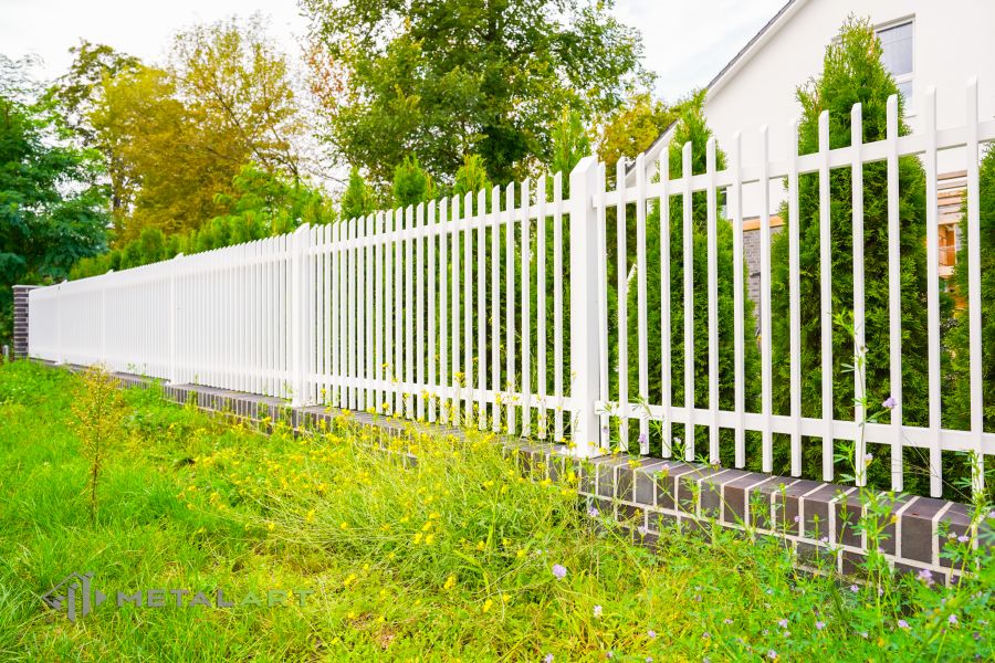 Zaunprojekt mit Schiebetor mit integrierter Pforte, Zaunportfolio, moderne Zäune, Zaunanlage Projekt, Zaun Metal Art, Zäune aus Polen, Zaun Berlin, Zaun günstig kaufen, Zäune und Tore