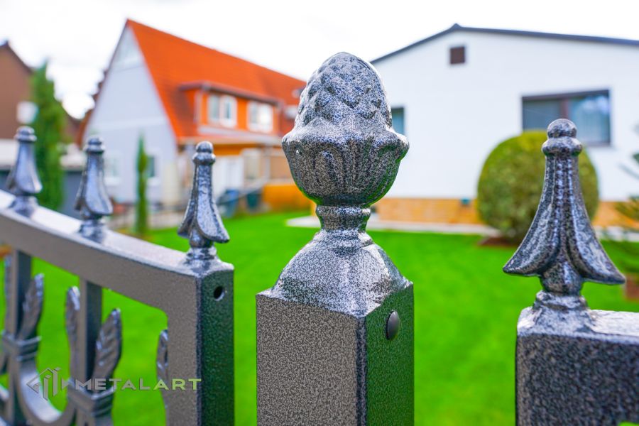 Ornament im Zaun, Zaunprojekt, Schmiedezaun, Zaunanlage in Welle, Zaun Metal Art, Zäune aus Polen, Zaun Berlin, Zäune und Tore, klassische Zäune, Schmuckzäune, Gartenzaun