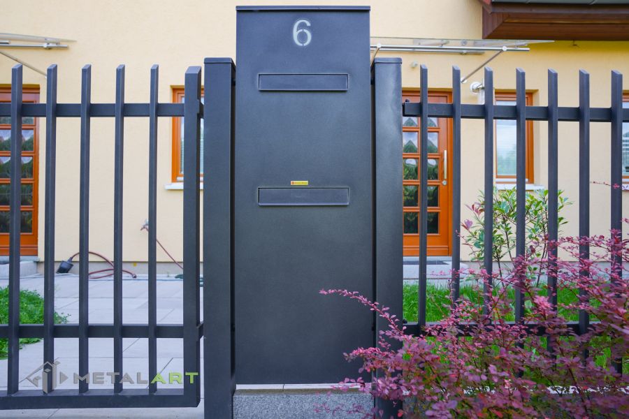 Zaunprojekt mit Schiebetor mit integrierter Pforte, Zaunportfolio, moderne Zäune, Zaunanlage Projekt, Zaun Metal Art, Zäune aus Polen, Zaun Berlin, Zaun günstig kaufen, Zäune und Tore