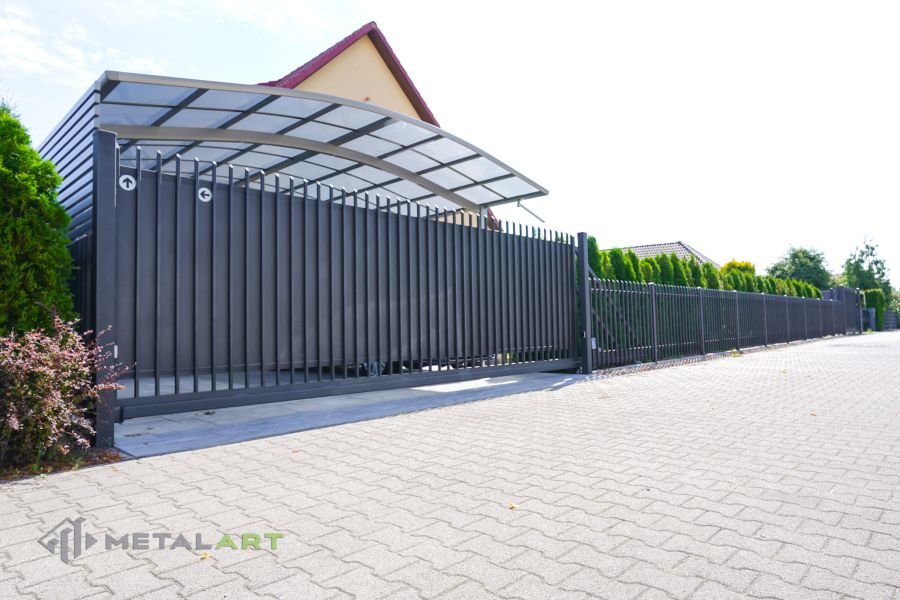 Zaunprojekt mit Schiebetor mit integrierter Pforte, Zaunportfolio, moderne Zäune, Zaunanlage Projekt, Zaun Metal Art, Zäune aus Polen, Zaun Berlin, Zaun günstig kaufen, Zäune und Tore