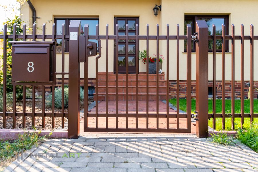 Zaunprojekt mit Schiebetore mit integrierter Pforte, Zaunportfolio, moderne Zäune, Zaunanlage Projekt, Zaun Metal Art, Zäune aus Polen, Zaun Berlin, Zaun günstig kaufen, Zäune und Tore