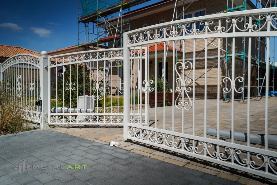 Schmuckzaun, Ornament im Zaun, Zaunprojekt, Schmiedezaun, Zaunanlage in Welle, Zaun Metal Art, Zäune aus Polen, Zaun Berlin, Zäune und Tore, klassische Zäune, Schmuckzäune, Gartenzaun