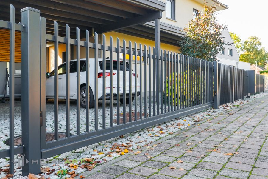 Zaunprojekt mit Schiebetor, Zaunportfolio, moderne Zäune, Zaunanlage Projekt, Zaun Metal Art, Zäune aus Polen, Zaun Berlin, Zaun günstig kaufen, Zäune und Tore