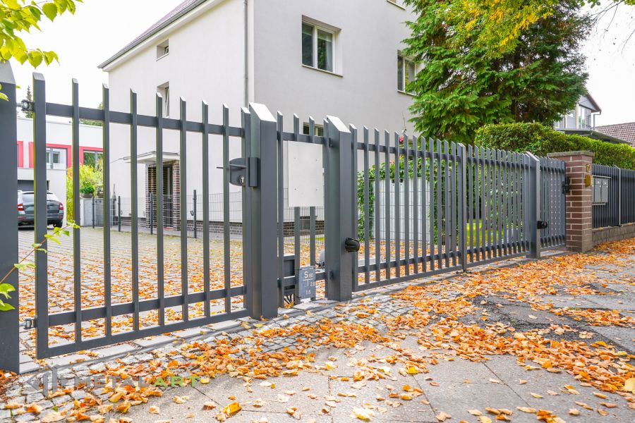 Zaunprojekt mit Schiebetor, Zaunportfolio, moderne Zäune, Zaunanlage Projekt, Zaun Metal Art, Zäune aus Polen, Zaun Berlin, Zaun günstig kaufen, Zäune und Tore