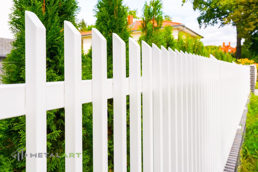 Zaunprojekt mit Schiebetor mit integrierter Pforte, Zaunportfolio, moderne Zäune, Zaunanlage Projekt, Zaun Metal Art, Zäune aus Polen, Zaun Berlin, Zaun günstig kaufen, Zäune und Tore