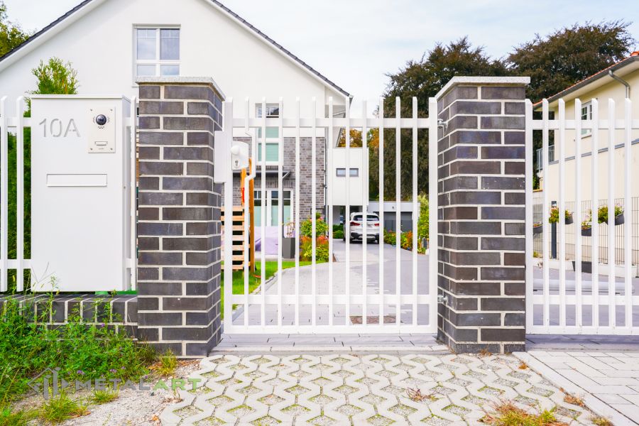 Zaunprojekt mit Schiebetor mit integrierter Pforte, Zaunportfolio, moderne Zäune, Zaunanlage Projekt, Zaun Metal Art, Zäune aus Polen, Zaun Berlin, Zaun günstig kaufen, Zäune und Tore