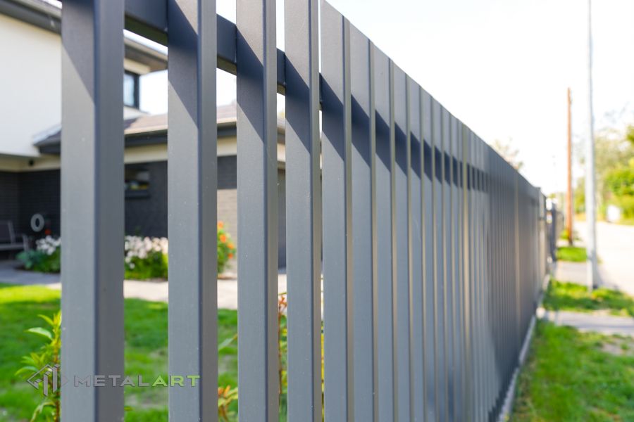 Zaunprojekt mit Schiebetor mit integrierter Pforte, Zaunportfolio, moderne Zäune, Zaunanlage Projekt, Zaun Metal Art, Zäune aus Polen, Zaun Berlin, Zaun günstig kaufen, Zäune und Tore