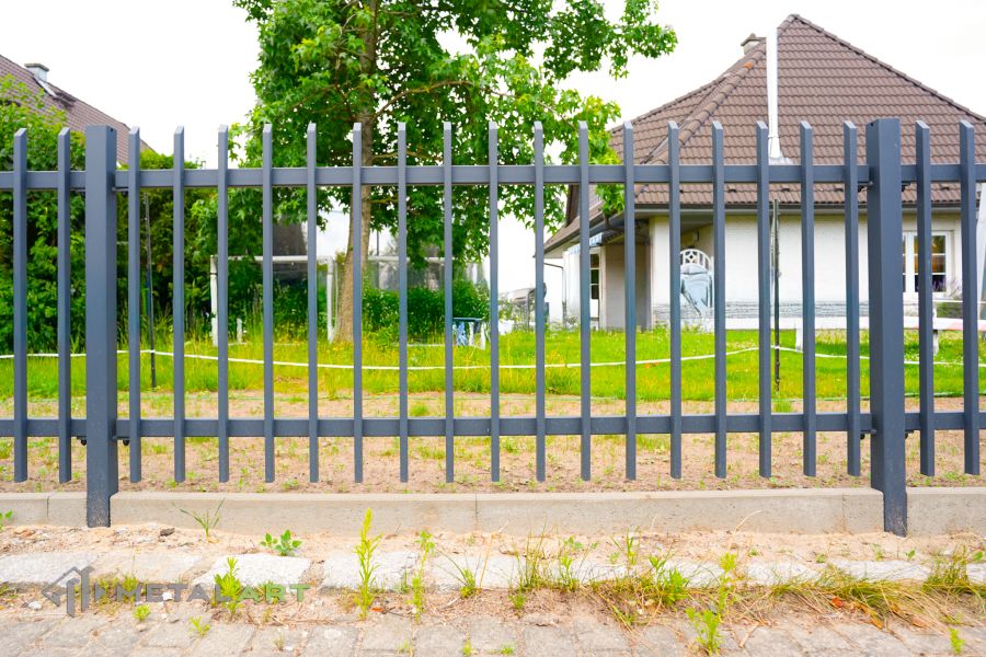 Zaunprojekt mit Schiebetor mit integrierter Pforte, Zaunportfolio, moderne Zäune, Zaunanlage Projekt, Zaun Metal Art, Zäune aus Polen, Zaun Berlin, Zaun günstig kaufen, Zäune und Tore