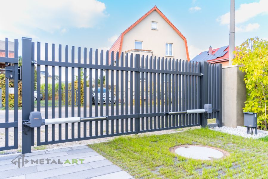 Zaunprojekt mit Schiebetor mit integrierter Pforte, Zaunportfolio, moderne Zäune, Zaunanlage Projekt, Zaun Metal Art, Zäune aus Polen, Zaun Berlin, Zaun günstig kaufen, Zäune und Tore