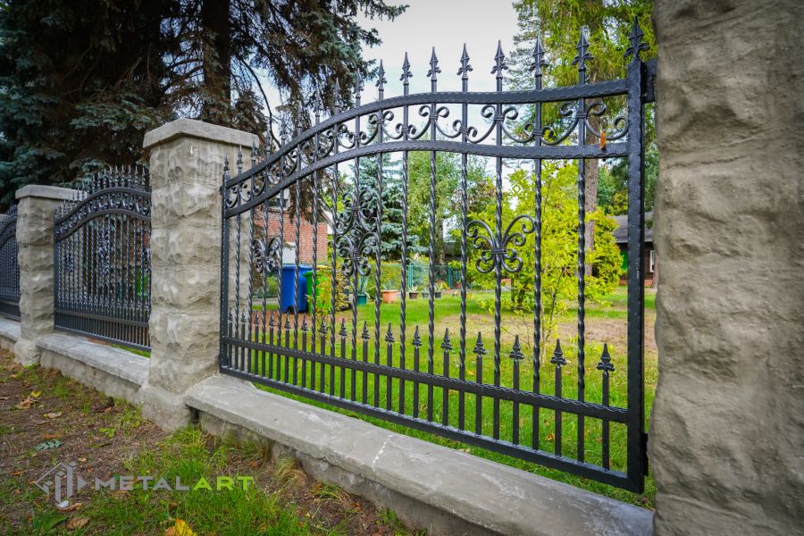 Schmuckzaun, Ornament im Zaun, Zaunprojekt, Schmiedezaun, Zaunanlage in Welle, Zaun Metal Art, Zäune aus Polen, Zaun Berlin, Zäune und Tore, klassische Zäune, Schmuckzäune, Gartenzaun