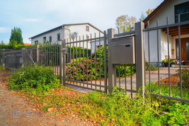 Briefkasten, Tor, Tore, Zaunprojekt, Zaunportfolio, Zaunmuster, Schmiedezaun, Schmiedezäune, Zaunanlage Projekt, Zaun Metal Art, Zäune aus Polen, Zaun Berlin, Zaun günstig kaufen, Zäune und Tore, klassische Zäune, Gartenzaun, Gartenzäune