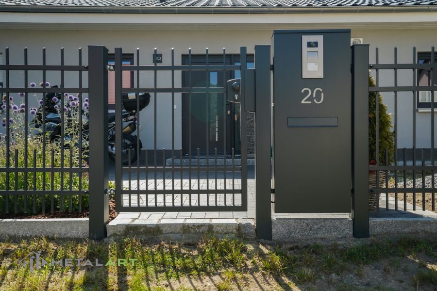 klassischer Zaun, Zaunprojekt, Zaunportfolio, Zaunmuster, Schmiedezaun, Schmiedezäune, Zaunanlage Projekt, Zaun Metal Art, Zäune aus Polen, Zaun Berlin, Zaun günstig kaufen, Zäune und Tore, klassische Zäune, Gartenzaun, Gartenzäune