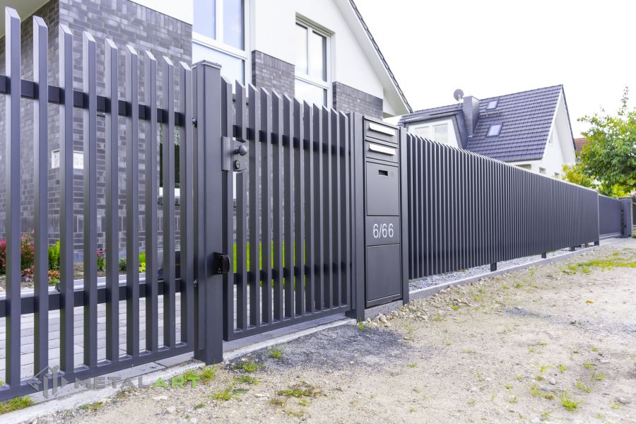 Zaunprojekt mit Schiebetor mit integrierter Pforte, Zaunportfolio, moderne Zäune, Zaunanlage Projekt, Zaun Metal Art, Zäune aus Polen, Zaun Berlin, Zaun günstig kaufen, Zäune und Tore