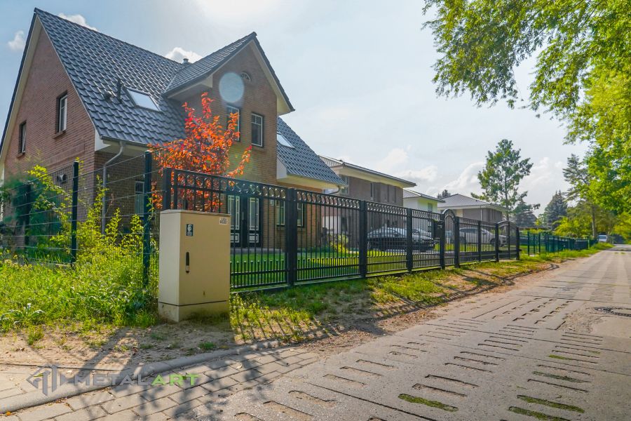Schiebetore, Zaunprojekt, Zaunportfolio, Zaunmuster, Schmiedezaun, Schmiedezäune, Zaunanlage Projekt, Zaun Metal Art, Zäune aus Polen, Zaun Berlin, Zaun günstig kaufen, Zäune und Tore, klassische Zäune, Schmuckzaun, Schmuckzäune