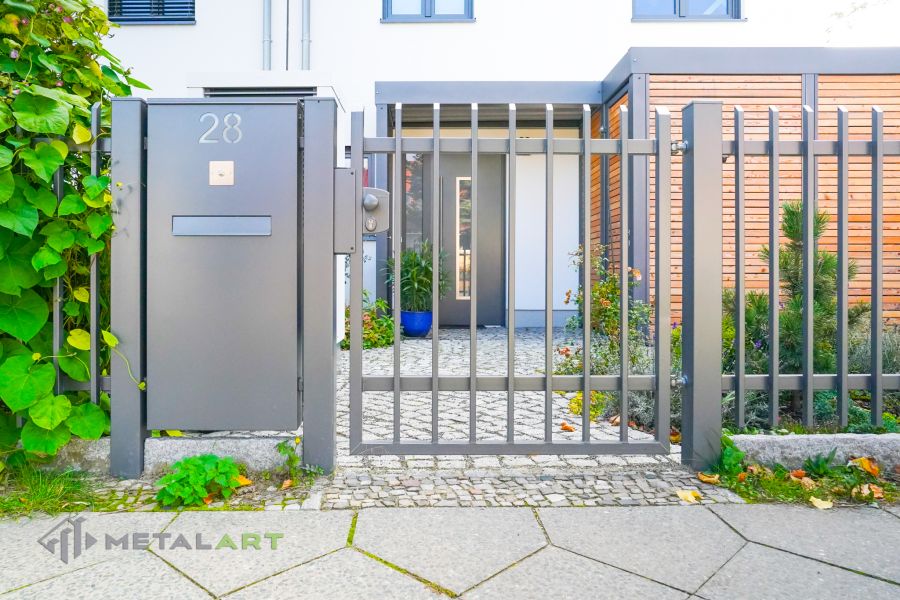 Zaunprojekt mit Schiebetor mit integrierter Pforte, Zaunportfolio, moderne Zäune, Zaunanlage Projekt, Zaun Metal Art, Zäune aus Polen, Zaun Berlin, Zaun günstig kaufen, Zäune und Tore