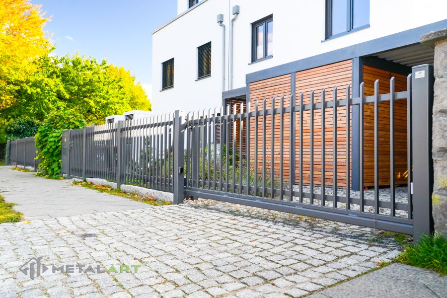 Zaunprojekt mit Schiebetor mit integrierter Pforte, Zaunportfolio, moderne Zäune, Zaunanlage Projekt, Zaun Metal Art, Zäune aus Polen, Zaun Berlin, Zaun günstig kaufen, Zäune und Tore