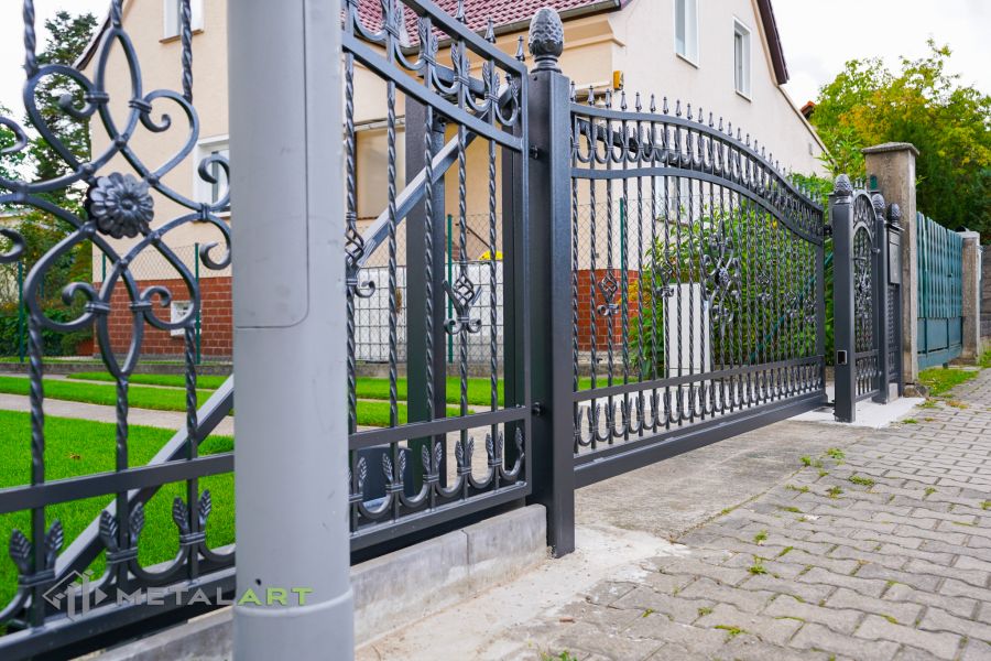 Ornament im Zaun, Zaunprojekt, Schmiedezaun, Zaunanlage in Welle, Zaun Metal Art, Zäune aus Polen, Zaun Berlin, Zäune und Tore, klassische Zäune, Schmuckzäune, Gartenzaun