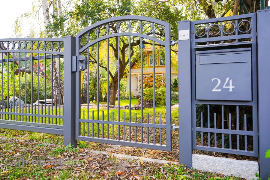 Schiebetore, Zaunprojekt, Zaunportfolio, Zaunmuster, Schmiedezaun, Schmiedezäune, Zaunanlage Projekt, Zaun Metal Art, Zäune aus Polen, Zaun Berlin, Zaun günstig kaufen, Zäune und Tore, klassische Zäune, Schmuckzaun, Schmuckzäune