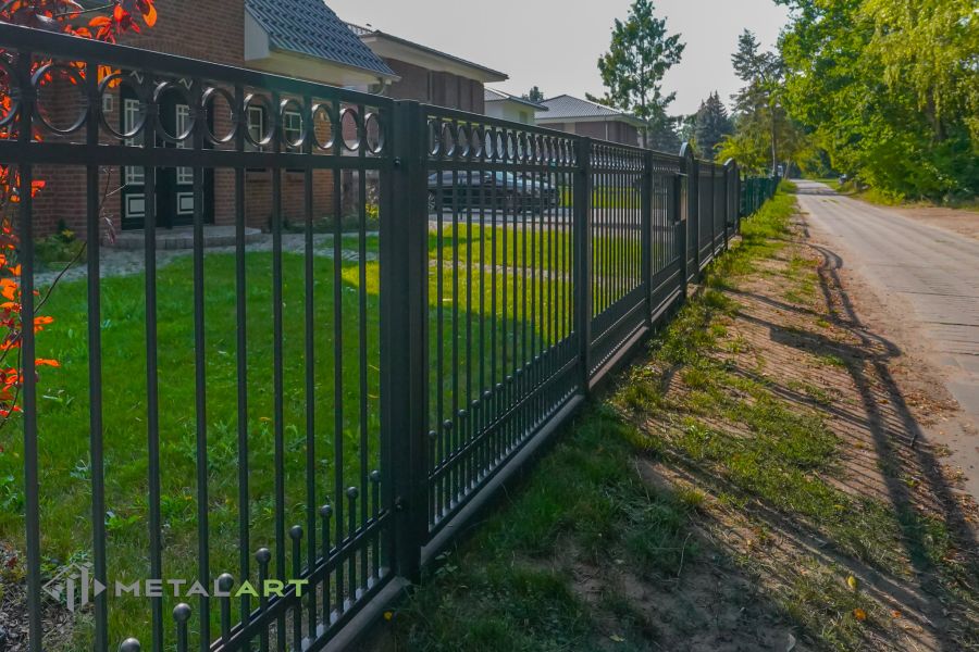 Schiebetore, Zaunprojekt, Zaunportfolio, Zaunmuster, Schmiedezaun, Schmiedezäune, Zaunanlage Projekt, Zaun Metal Art, Zäune aus Polen, Zaun Berlin, Zaun günstig kaufen, Zäune und Tore, klassische Zäune, Schmuckzaun, Schmuckzäune