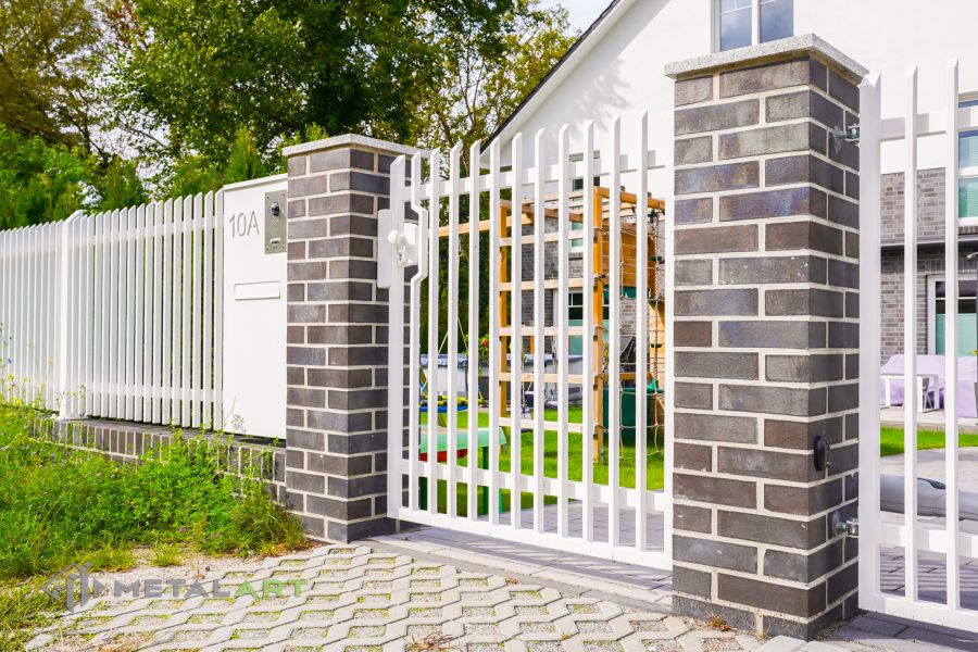Zaunprojekt mit Schiebetor mit integrierter Pforte, Zaunportfolio, moderne Zäune, Zaunanlage Projekt, Zaun Metal Art, Zäune aus Polen, Zaun Berlin, Zaun günstig kaufen, Zäune und Tore