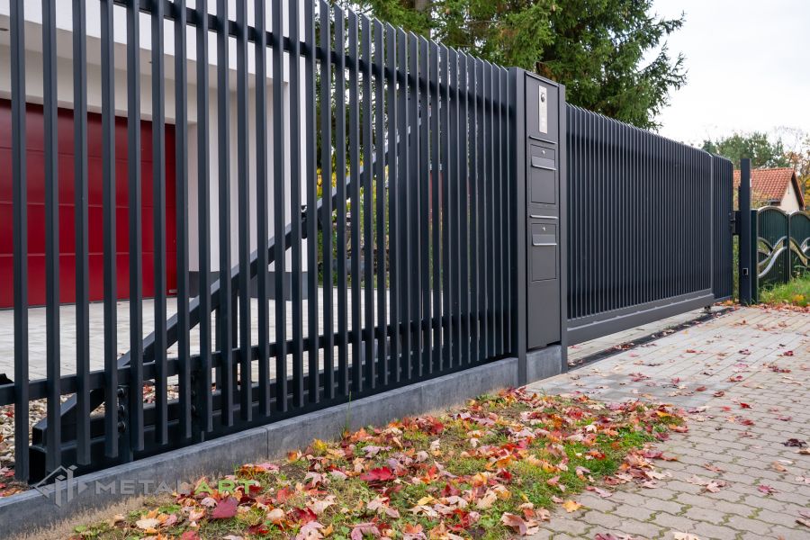 Zaunprojekt mit Schiebetor mit integrierter Pforte, Zaunportfolio, moderne Zäune, Zaunanlage Projekt, Zaun Metal Art, Zäune aus Polen, Zaun Berlin, Zaun günstig kaufen, Zäune und Tore