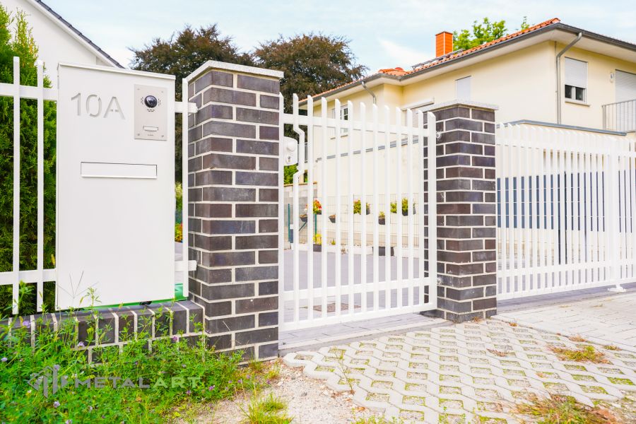 Zaunprojekt mit Schiebetor mit integrierter Pforte, Zaunportfolio, moderne Zäune, Zaunanlage Projekt, Zaun Metal Art, Zäune aus Polen, Zaun Berlin, Zaun günstig kaufen, Zäune und Tore