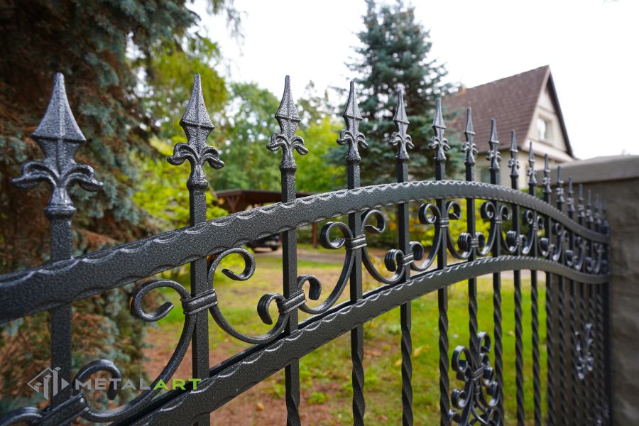 Schmuckzaun, Ornament im Zaun, Zaunprojekt, Schmiedezaun, Zaunanlage in Welle, Zaun Metal Art, Zäune aus Polen, Zaun Berlin, Zäune und Tore, klassische Zäune, Schmuckzäune, Gartenzaun