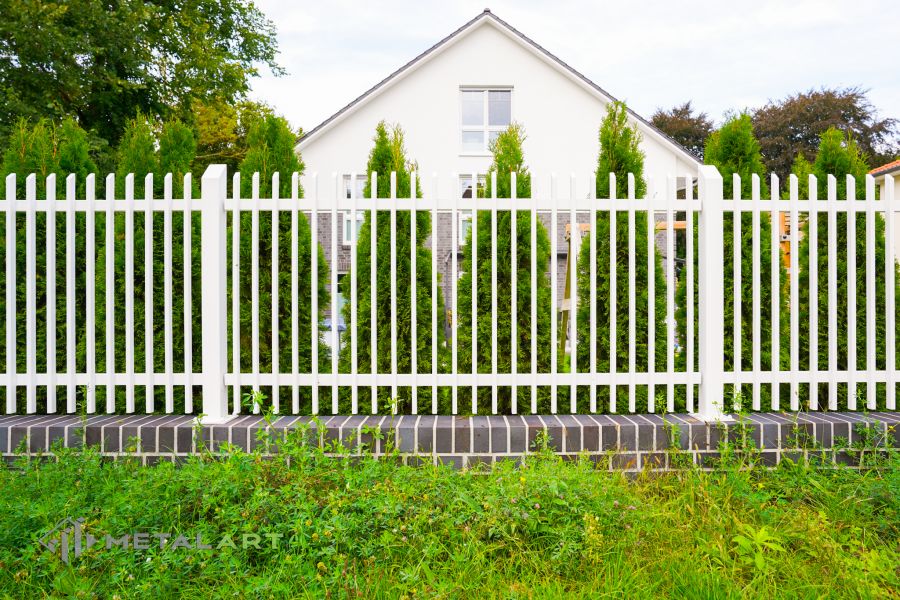 Zaunprojekt mit Schiebetor mit integrierter Pforte, Zaunportfolio, moderne Zäune, Zaunanlage Projekt, Zaun Metal Art, Zäune aus Polen, Zaun Berlin, Zaun günstig kaufen, Zäune und Tore