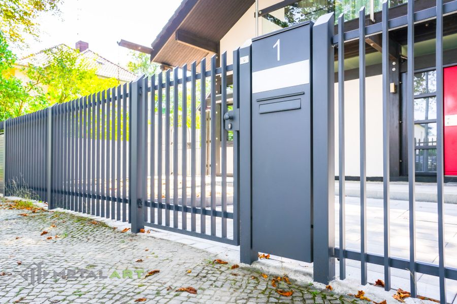 Zaunprojekt mit Schiebetor mit integrierter Pforte, Zaunportfolio, moderne Zäune, Zaunanlage Projekt, Zaun Metal Art, Zäune aus Polen, Zaun Berlin, Zaun günstig kaufen, Zäune und Tore