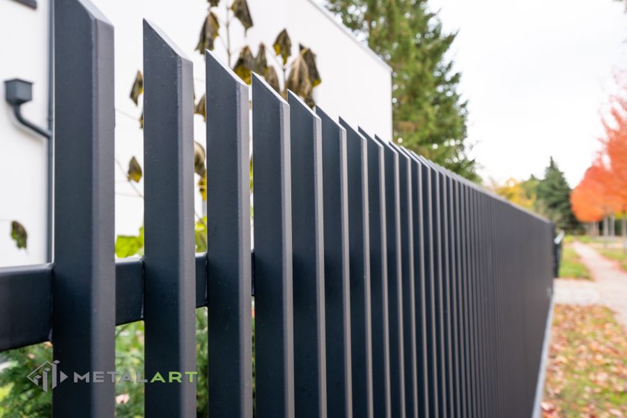 Zaunprojekt mit Schiebetor mit integrierter Pforte, Zaunportfolio, moderne Zäune, Zaunanlage Projekt, Zaun Metal Art, Zäune aus Polen, Zaun Berlin, Zaun günstig kaufen, Zäune und Tore