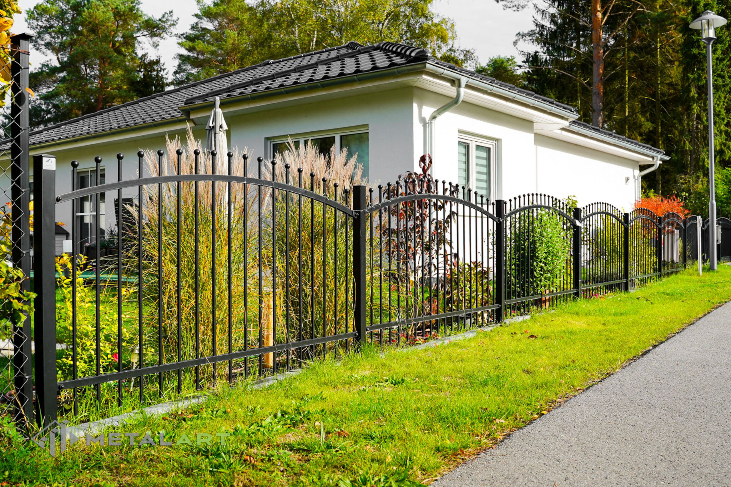 Zaun in Bogen, Zaunprojekt, Zaunportfolio, Zaunmuster, Schmiedezaun, Schmiedezäune, Zaunanlage Projekt, Zaun Metal Art, Zäune aus Polen, Zaun Berlin, Zaun günstig kaufen, Zäune und Tore, klassische Zäune, Schmuckzaun, Schmuckzäune, Gartenzaun, Gartenzäune