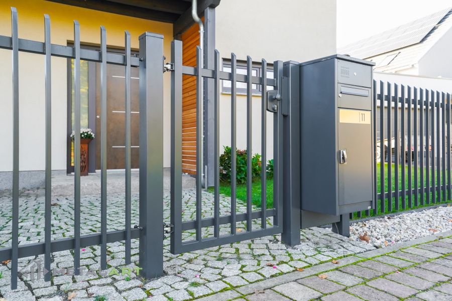 Zaunprojekt mit Schiebetor, Zaunportfolio, moderne Zäune, Zaunanlage Projekt, Zaun Metal Art, Zäune aus Polen, Zaun Berlin, Zaun günstig kaufen, Zäune und Tore
